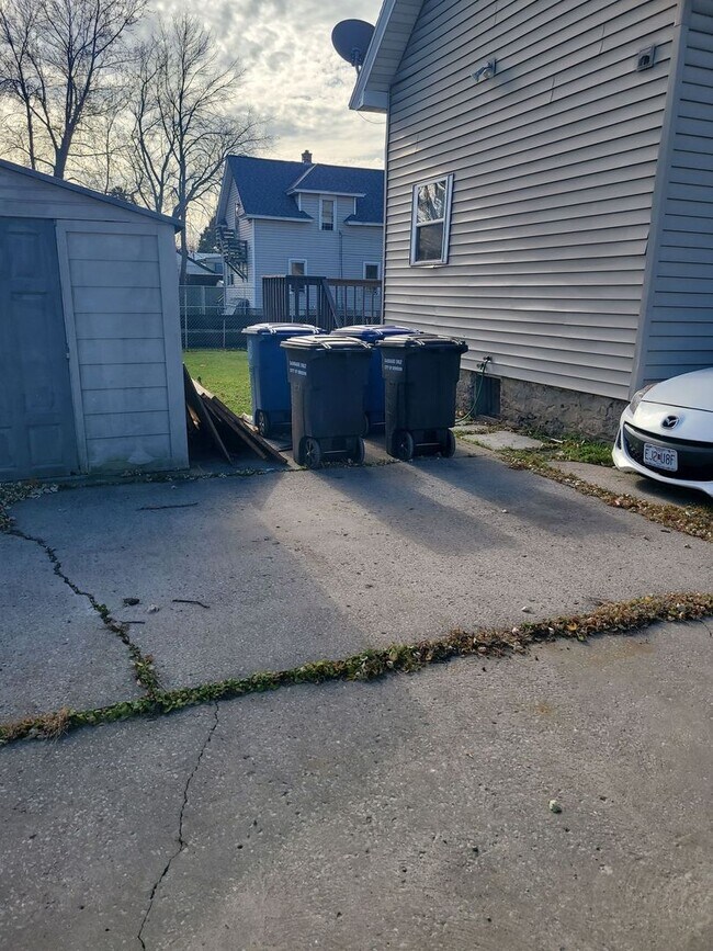 Building Photo - 622 Grand St