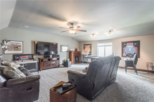 Building Photo - Stunning home in Deer Creek Schools!