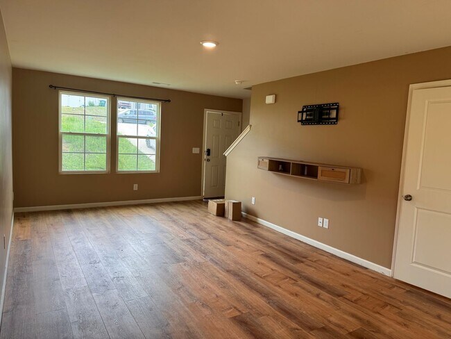 Building Photo - 2 STORY 3 BED, 2.5 BATH HOME LOCATED IN DENTON!!