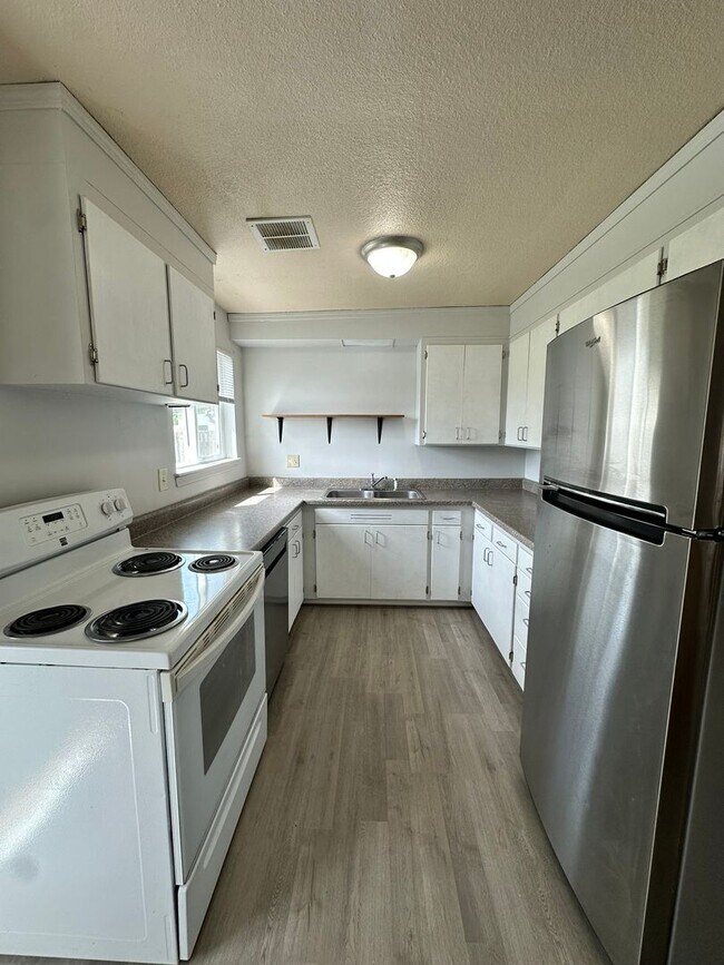 Building Photo - ** 3-Bedroom ~ Upgraded ~ House for Rent in Sought After East Wenatchee **