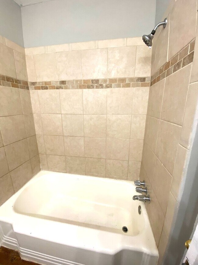 Building Photo - 1032 N Evergreen St