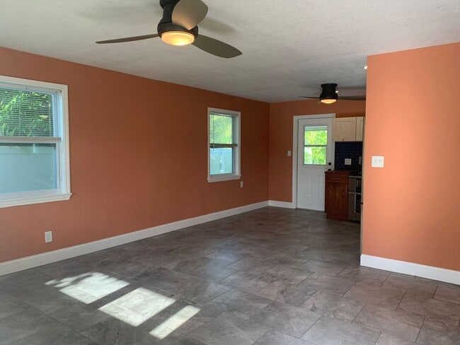 Building Photo - Charming Home In Gulfports Marina District