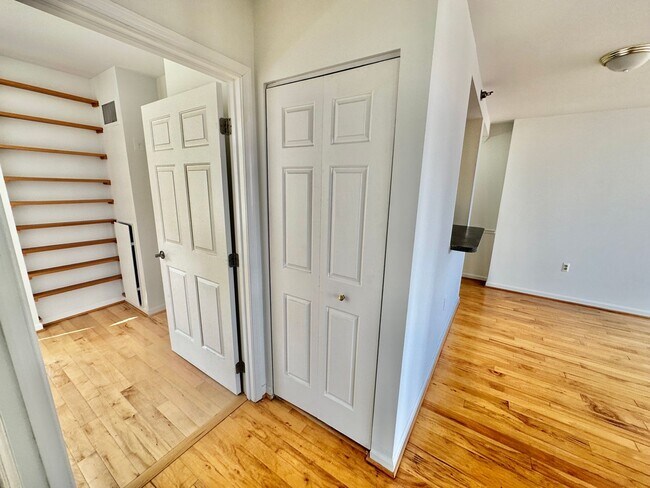 Building Photo - Fantastic 1 Bedroom with Den/Office/Additi...