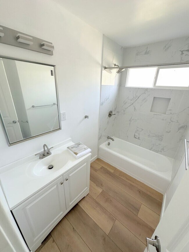 Building Photo - 2bd/1ba in Sherman Oaks w/ parking, washer/dryer in unit!