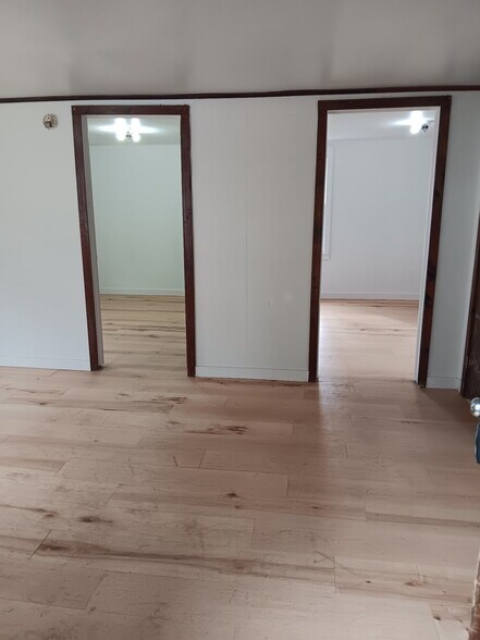 Building Photo - 2550 Silver Lake Spur