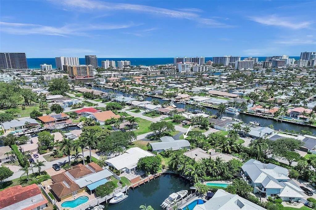 Building Photo - 2761 NE 12th St