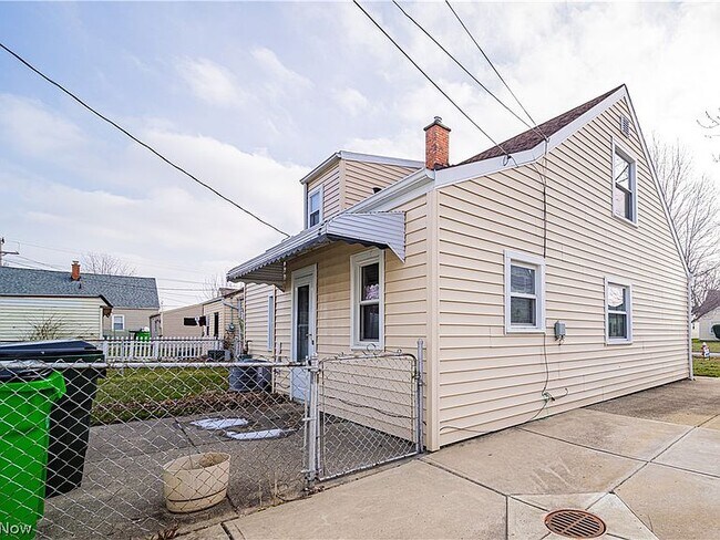 Building Photo - 26491 Shirley Ave