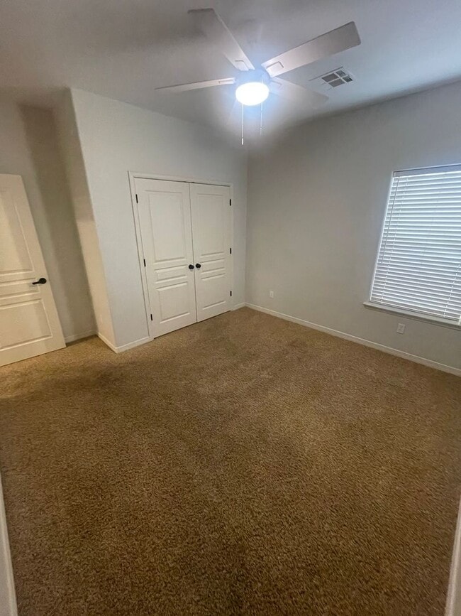 Building Photo - Gorgeous 4 bedroom/3 bathroom home located...