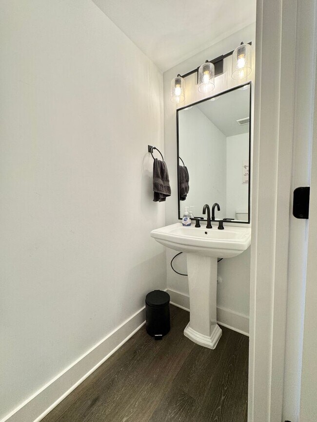 Building Photo - 2 Bed, 2.5 Bath Townhome with 2 Reserved Parking Spots