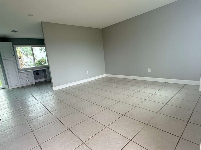 Building Photo - "Charming 2-Bedroom Oasis in South Gulf Cove with Modern Comforts!"