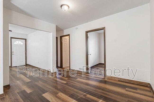 Building Photo - 2419 S Vermont Ave