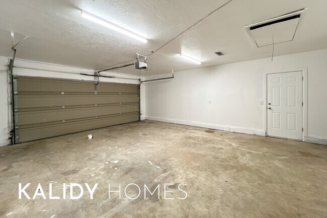 Building Photo - 1360 NW 7th Pl