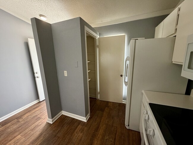 Building Photo - 105 Shoals Dr