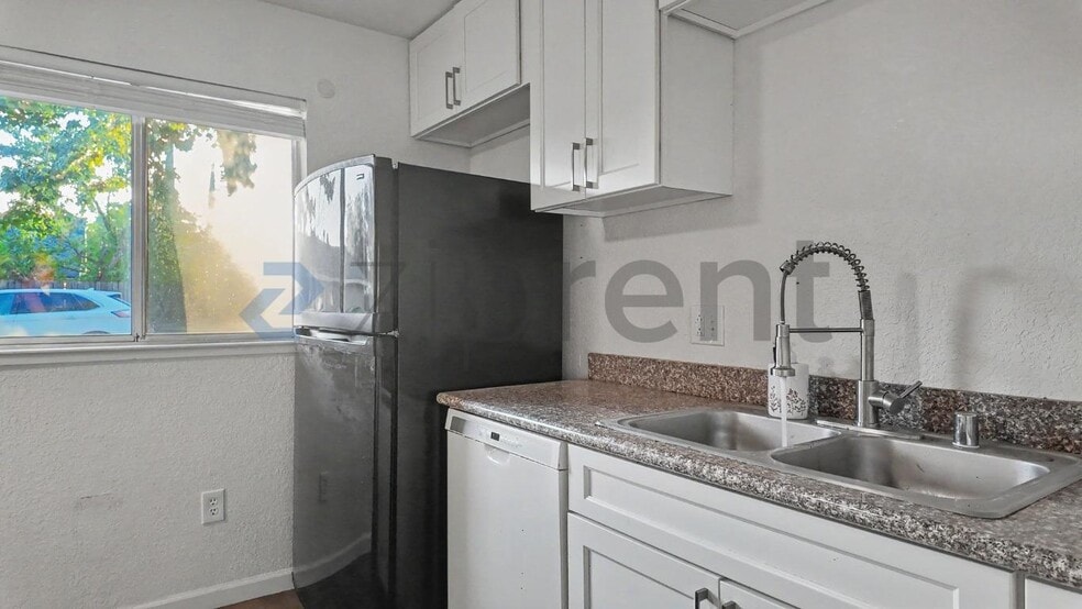 Building Photo - Unit D