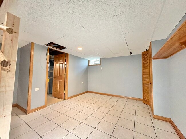 Building Photo - 5816 W Greenleaf Ave