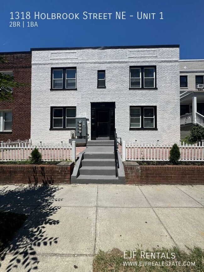 Building Photo - 1318 Holbrook St NE