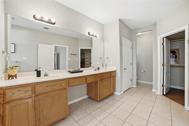 Building Photo - 409 E Austin Ave