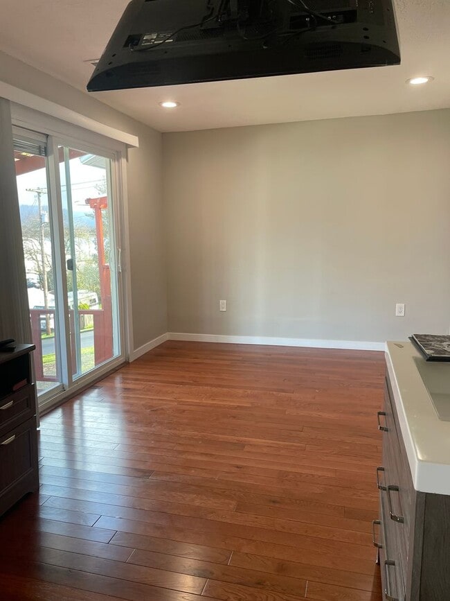 Building Photo - Move in ready rental in downtown Rainier with Columbia River views!