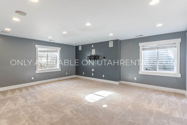 Building Photo - 1595 S 50 W