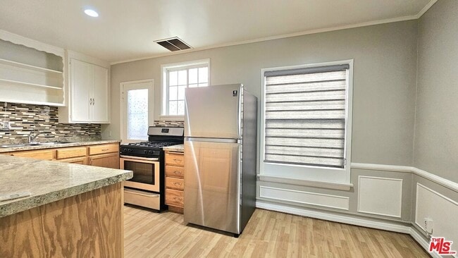 Building Photo - 1022 S Norton Ave