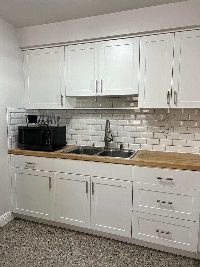 Building Photo - * Coming Soon* 2 Bedroom 1 Bath 2 Blocks from the Ocean