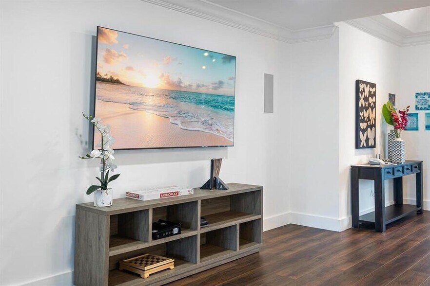 Building Photo - 1419 NE 57th St