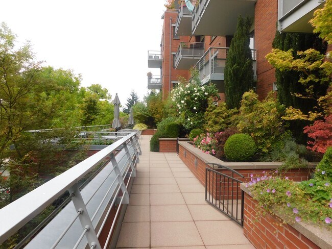 Building Photo - Fall Special $300 Off First Full Mo.-Beaut...