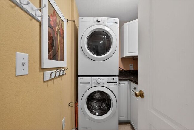 Building Photo - 4114 Central Sarasota Pkwy