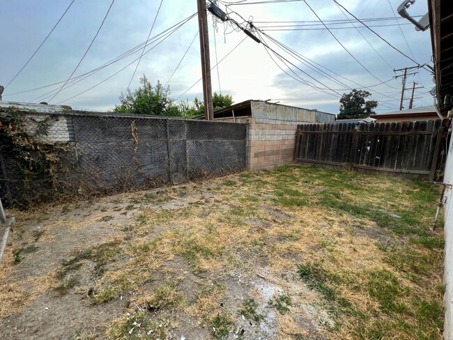 Building Photo - 12214 Elliott Ave