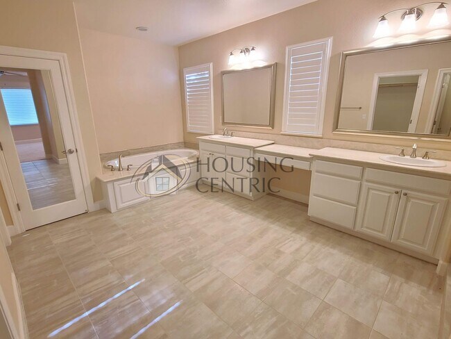 Building Photo - Stunning Single Story Rental in Guard Gate...