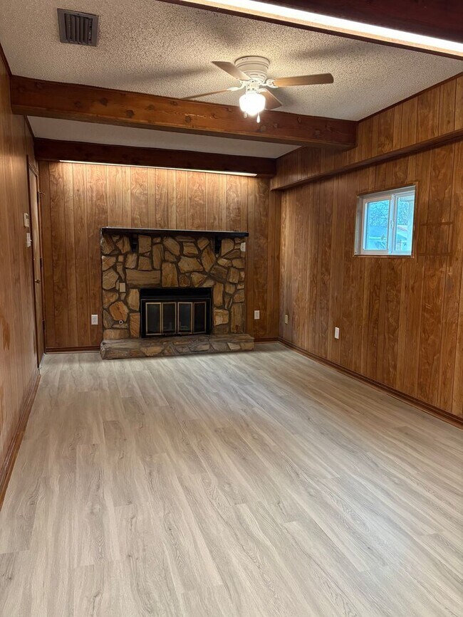 Building Photo - Beautiful 3 bedroom/1 bath home with Fireplace and Central HVAC!