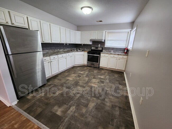 Building Photo - 2955 S 13 1/2 St