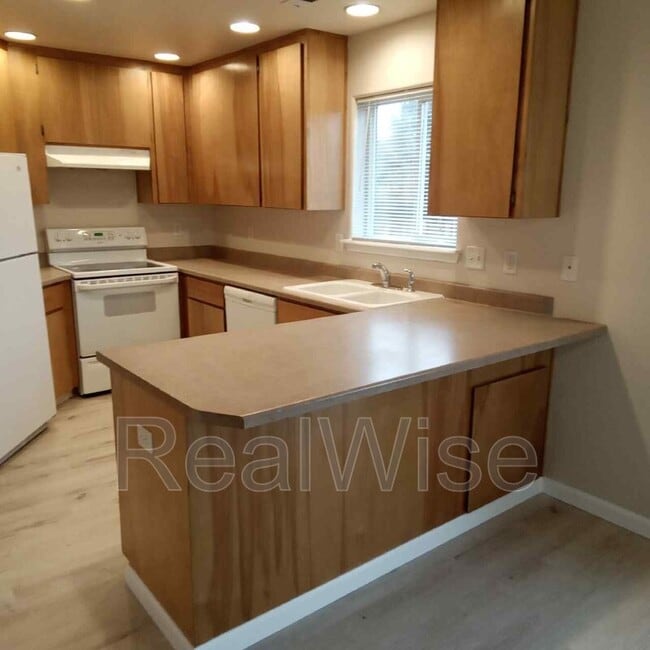 Building Photo - 3172 Forest Hills Dr