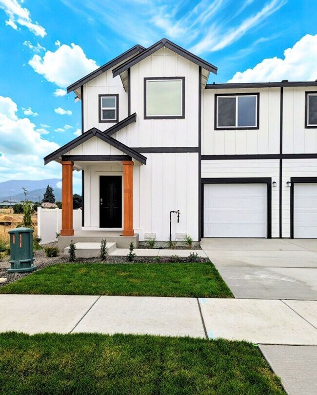 Primary Photo - Townhome in Post Falls!