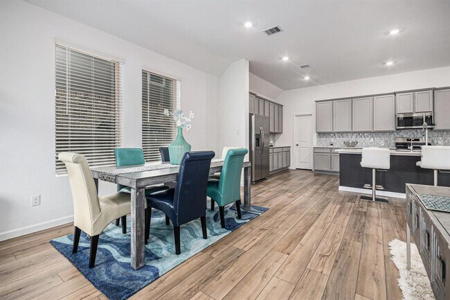 Building Photo - 705 Western Fern