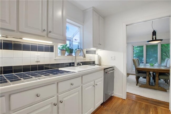 Building Photo - 925 Highland Terrace NE