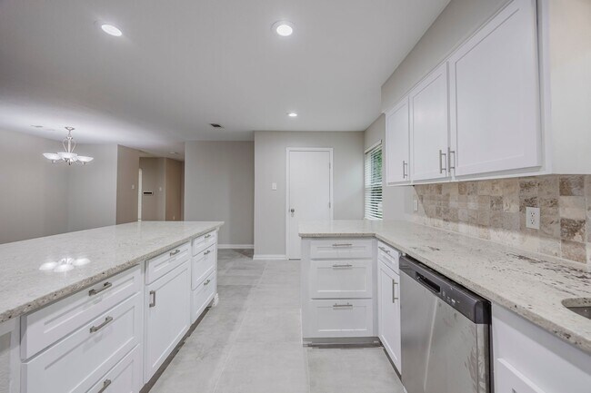 Building Photo - 4 Bedroom, 3 Bath Home Gorgeously Remodeled