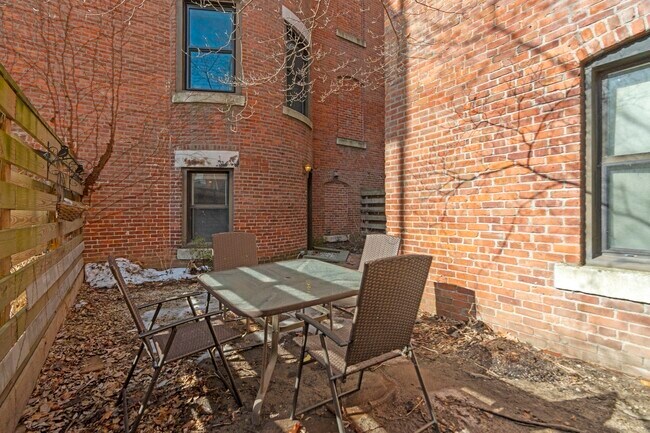 Building Photo - 84 Gainsborough St