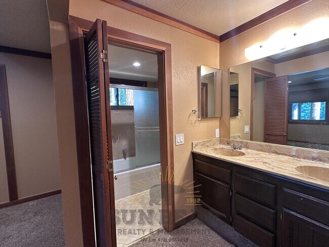 Building Photo - Spacious 3 Bed, 3.5 Bath Home with Forest ...
