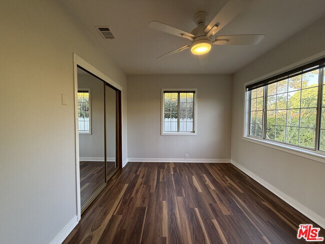 Building Photo - 2939 Oakhurst Ave