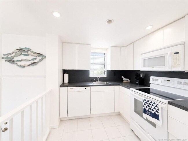 Building Photo - 11000 S Ocean Dr