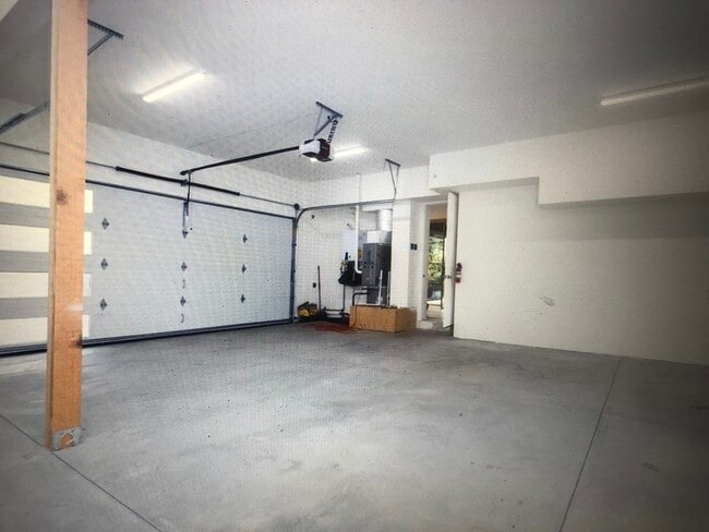 Building Photo - 540 S Cloverdale Blvd