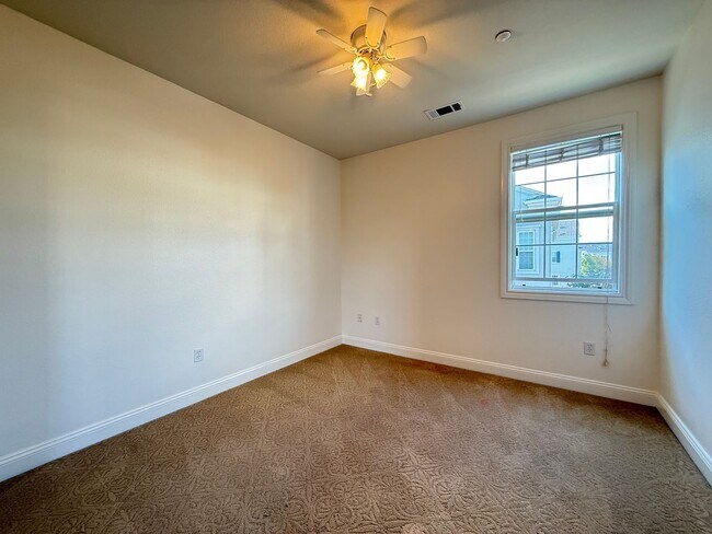 Building Photo - 3687 Whitworth Dr