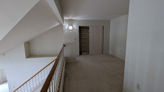 Building Photo - Easy New Berlin Living