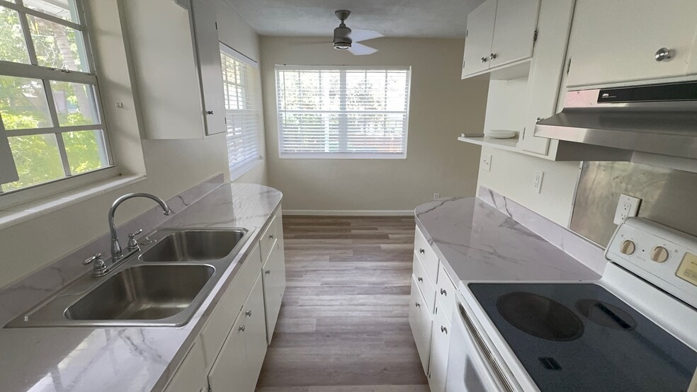 Kitchen (Cabinets) - 217 SW 11th Ct
