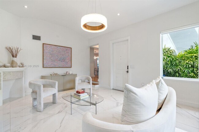 Building Photo - 634 W 47th St