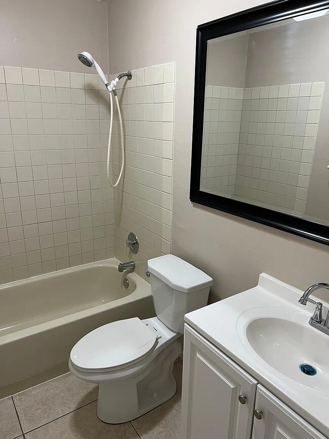 Building Photo - 552 Holly Dr