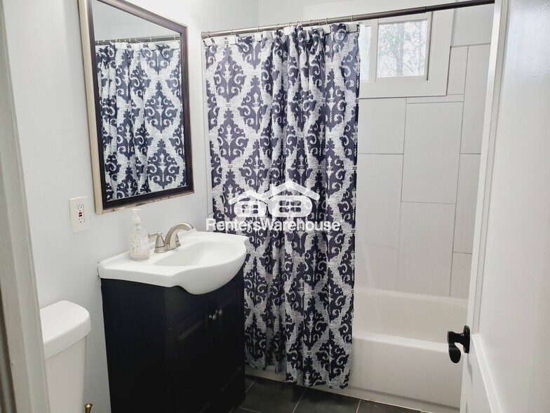 Building Photo - 1290 Chapel Dr