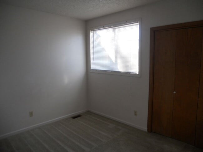 Building Photo - 2322 Hawthorn Dr