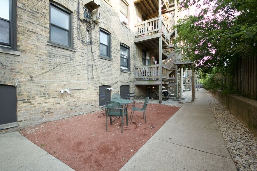 Building Photo - 830 W Waveland Ave